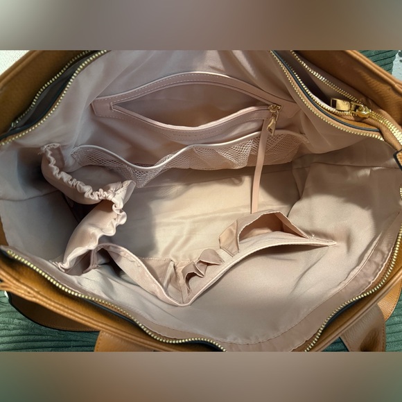 👜🌸Poppy & Peonies Cognac Multitasker Tote! 16" Laptop, Stanley tons of pockets - Picture 7 of 12